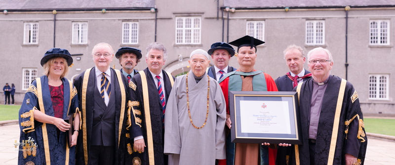 威爾士三一聖大衛大學授予悟道法師榮譽文學博士學位